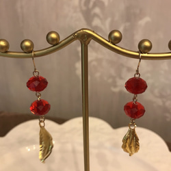 赤いピアス　Red is the new Power 金色　赤色　ピアス 3枚目の画像