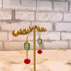 緑と赤ピアス　Green & Red makes me Blush クリスタルピアス 1枚目の画像