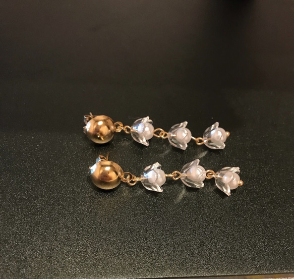 パールピアス Clear Pearl 金色とオーロラ色のクリアアクセサリー 4枚目の画像