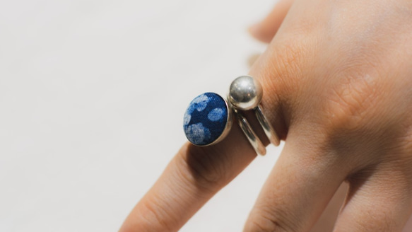 【染め】手作りの植物ブルー藍染めシルバーリング模造シルバー絞り染めエスニックスタイルレトロリング女性リング調節可能指輪 2枚目の画像