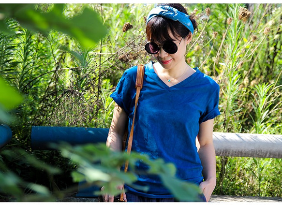 【染め】草と木で染められた古代の青で染められた男性オリジナルの女性のルーズコットンVネックの恋人ネックTシャツ 2枚目の画像