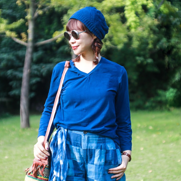 【染め】草と木で染められた古代の青で染められた男性オリジナルの女性のルーズコットンVネックの恋人ネックTシャツ 8枚目の画像