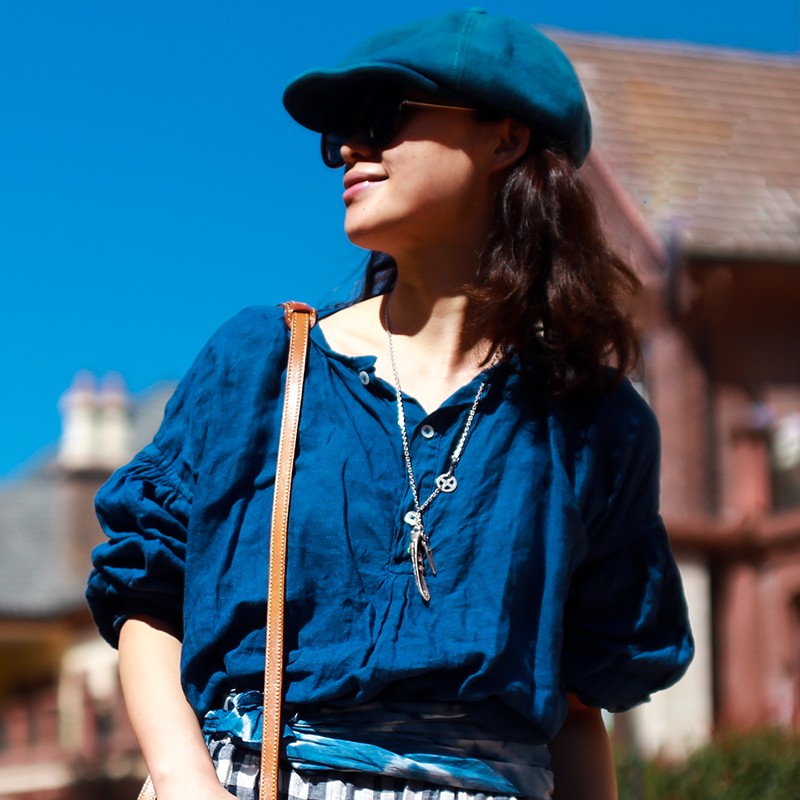 【染め】草と木で染められた古代の青で染められた男性オリジナルの女性のルーズコットンVネックの恋人ネックTシャツ