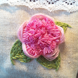 ピンクの薔薇の刺繍ポーチ 2枚目の画像