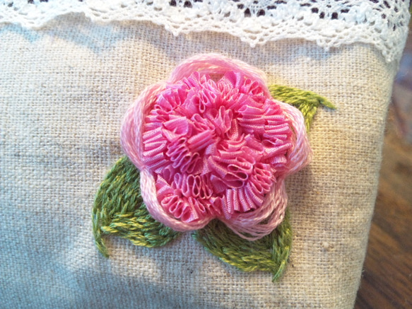 ピンクの薔薇の刺繍ポーチ 2枚目の画像