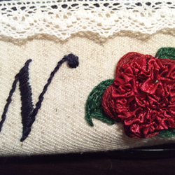 KEI様オーダー品：赤いバラの刺繍ポーチ 2枚目の画像