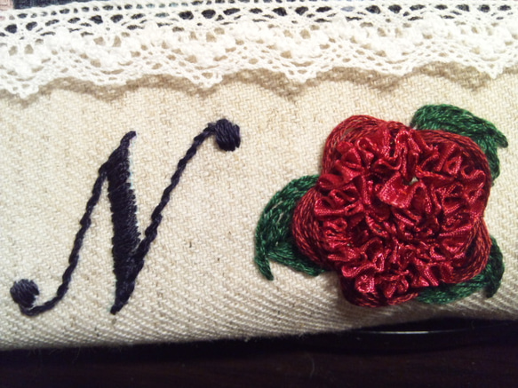 KEI様オーダー品：赤いバラの刺繍ポーチ 2枚目の画像
