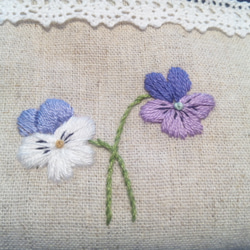 紫ビオラの刺繍ポーチ✿（販売済） 2枚目の画像