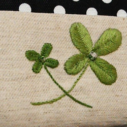 （販売済）四つ葉のクローバーの刺繍ポーチ✿ 2枚目の画像