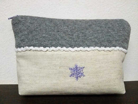（販売済）雪の結晶の刺繍ポーチ（紫）☆彡 1枚目の画像