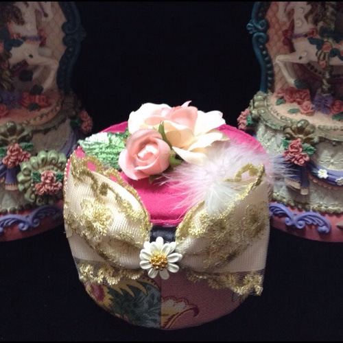 中世ヨーロッパ貴族風カルトナージュ布の小箱（バラと羽