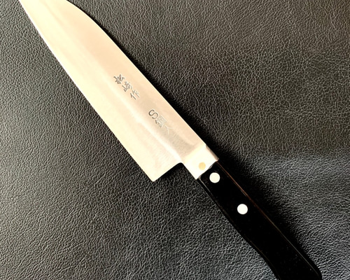 ワンラク上の鋼（鉄）を使用した万能包丁（大）。家庭用では満足出来