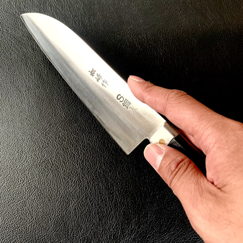 ワンラク上の鋼（鉄）を使用した万能包丁（大）。家庭用では満足出来