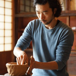 ご飯とおかずが一緒に盛れる便利なスリップウエア作家のパスタ皿。 6枚目の画像