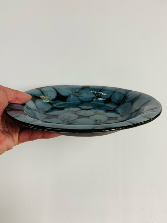 様々なお料理に使いやすい形のスリップウエア作家の８寸リム皿。 2枚目の画像