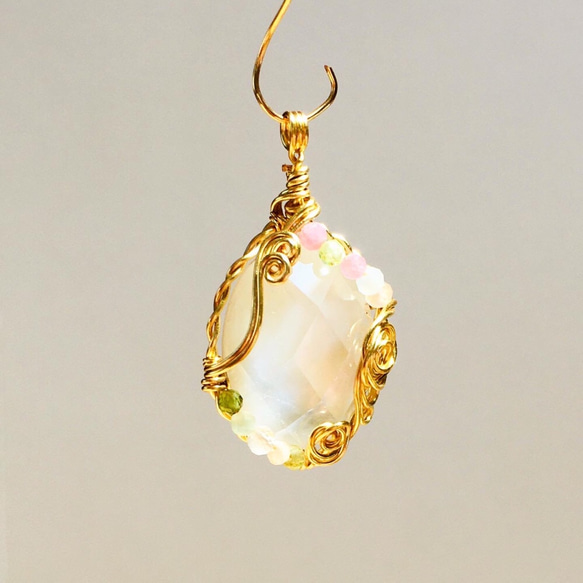 ✨シェルとカット水晶✨のゴールドワイヤーアクセサリー