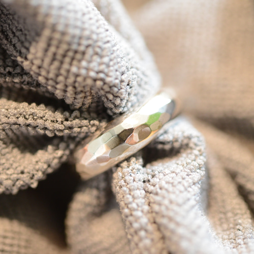 即納>ミラーボールみたいな槌目○silver925/ぽってり甲丸/7.0mm