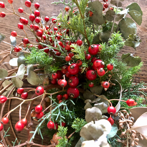 クリスマスへ　針葉樹　赤い実のリース　 3枚目の画像