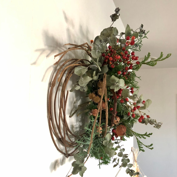 クリスマスへ　針葉樹　赤い実のリース　 7枚目の画像