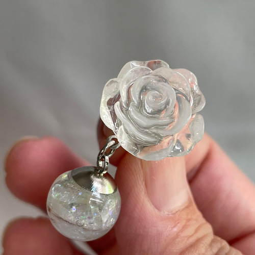 【新作】薔薇球体レジン　ホワイトレースピアス　イヤリング 新作】薔薇球体レジンホワイトレースピアスイヤリング