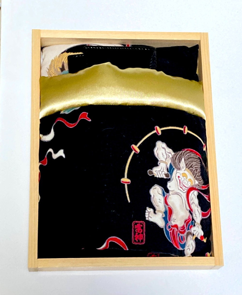 財布布団　風神雷神黒舞（ヒノキ箱入り）