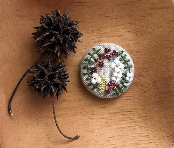刺繍》木ノ実と白い花のブーケ・淡水パール　ブローチ/ヘアゴム 1枚目の画像
