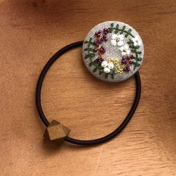 刺繍》木ノ実と白い花のブーケ・淡水パール　ブローチ/ヘアゴム 2枚目の画像