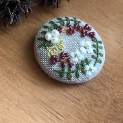 刺繍》木ノ実と白い花のブーケ・淡水パール　ブローチ/ヘアゴム 3枚目の画像