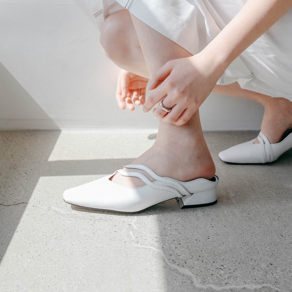 ★韓国 受注製作★2つのストラップで足の甲が薄く低く見える効果を与えるミュール(2color)