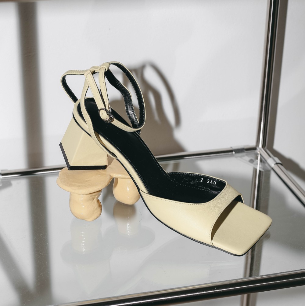 ★韓国 受注製作 ★ 魅力ある ウェーブ ポイント デザイン サンダル(3color) 16,060円