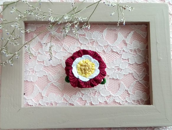 可愛いお花の刺繍　ヘアゴム　ブローチ（エンジカラー） 2枚目の画像