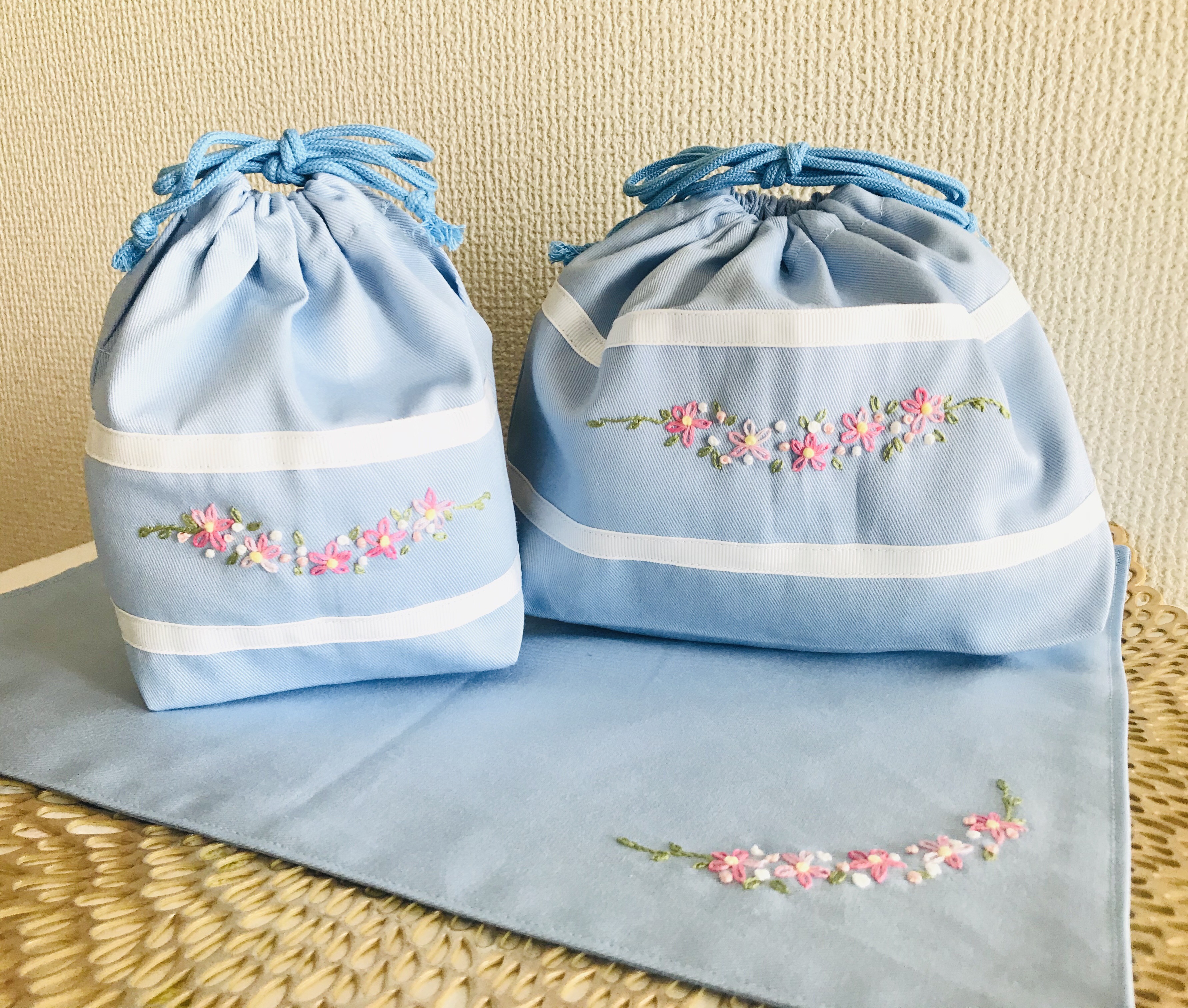 手刺繍巾着袋 手刺繍お弁当袋ランチョンマットセット 私立小学校 手刺繍巾着袋 手刺繍お弁当袋ランチョンマットセット 私立小学校