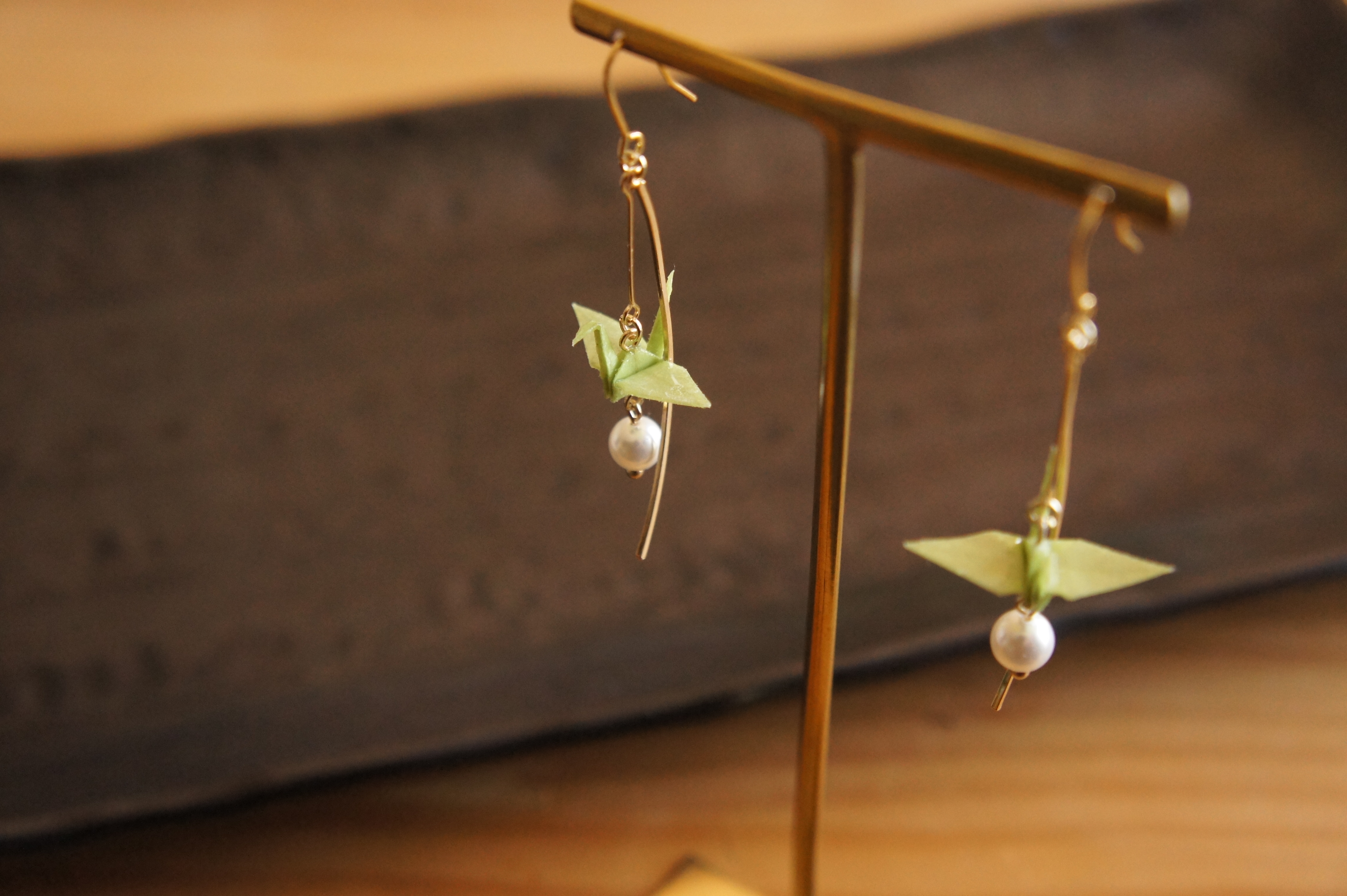 再販！若草色の折り鶴　春のピアス　ファインペーパー製レジンコーティング 4,880円