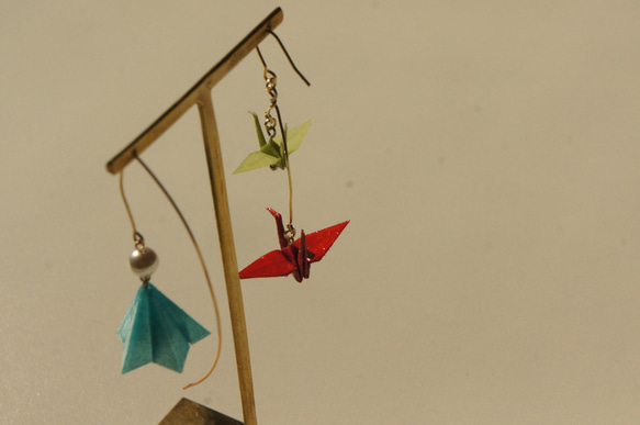 折り鶴と桔梗の片耳ピアス　レジンコーティング 3枚目の画像