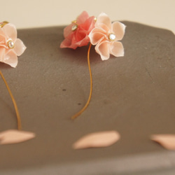 シンプルでかわいい折り紙イヤリング 春の桜 2枚目の画像