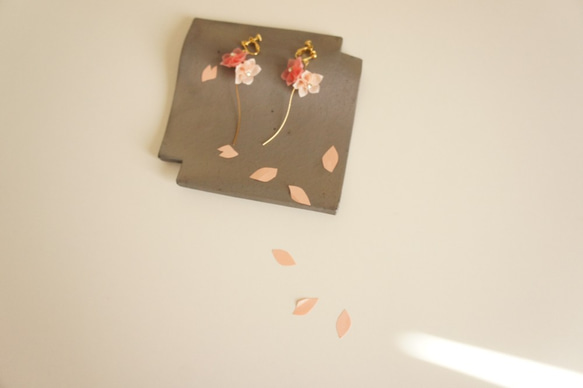 シンプルでかわいい折り紙イヤリング 春の桜 3枚目の画像