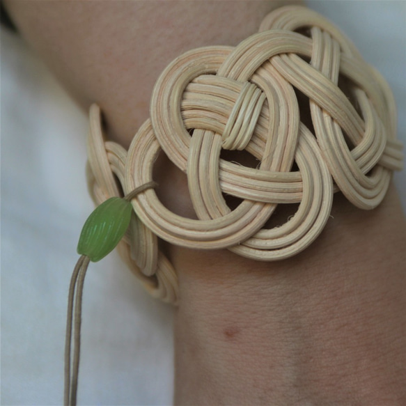 ブレスレット＿apple green / rattan  bracelet / 籐のブレスレット ヴィンテージビーズ 4枚目の画像