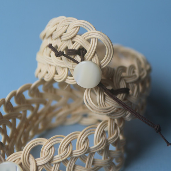 ブレスレット＿marble cream / rattan bracelet / 籐の繊細なブレスレット シェルボタン 2枚目の画像