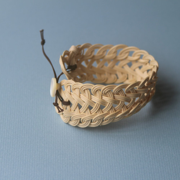 ブレスレット＿marble cream / rattan bracelet / 籐の繊細なブレスレット シェルボタン 8枚目の画像