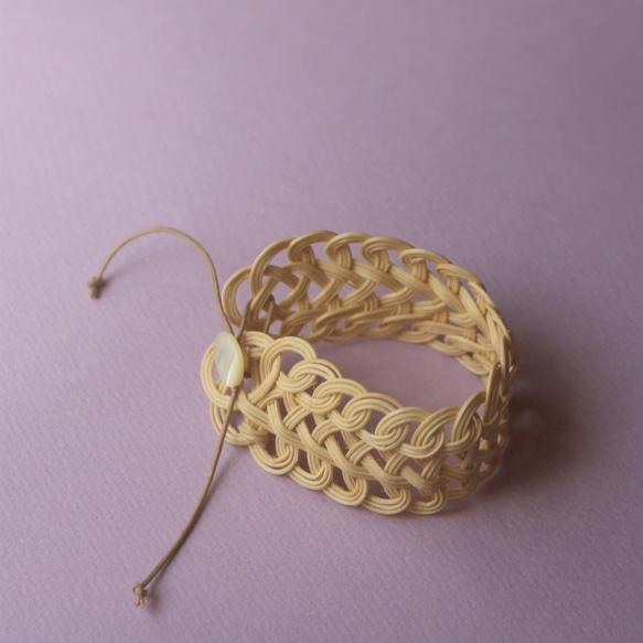 ブレスレット＿cuff link / rattan bracelet / 籐の繊細模様が美しいブレスレット シェルボタン 1枚目の画像