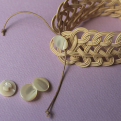 ブレスレット＿cuff link / rattan bracelet / 籐の繊細模様が美しいブレスレット シェルボタン 2枚目の画像