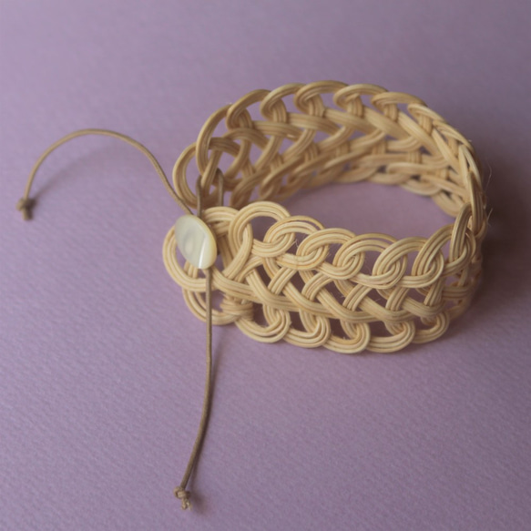 ブレスレット＿cuff link / rattan bracelet / 籐の繊細模様が美しいブレスレット シェルボタン 4枚目の画像