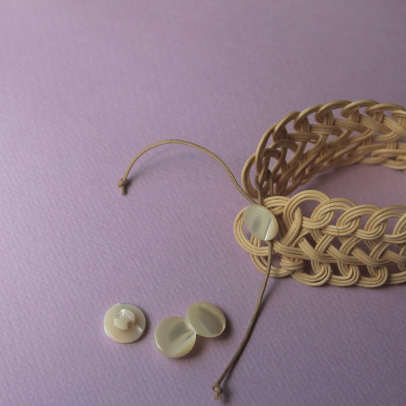 ブレスレット＿cuff link / rattan bracelet / 籐の繊細模様が美しいブレスレット シェルボタン 10枚目の画像