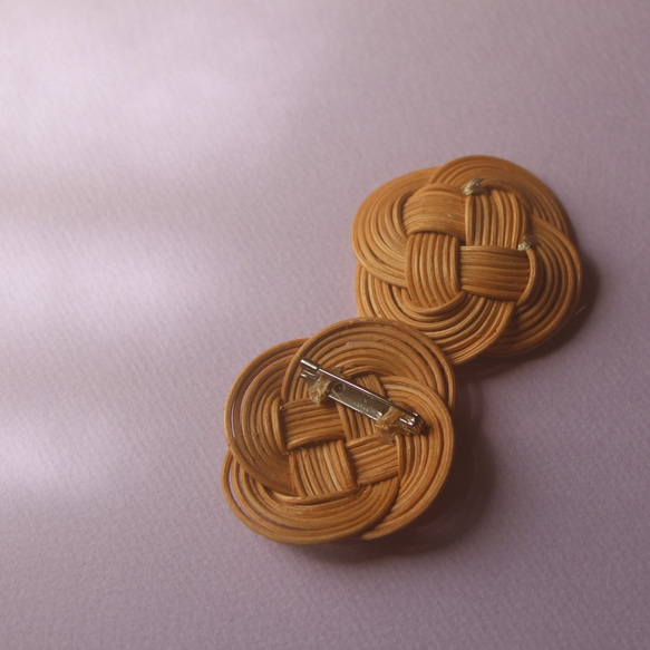 ラタンブローチ＿花_BR / rattan brooch /ナチュラル ダイヤ型 お花ブローチ ストールやショールの留め 2枚目の画像