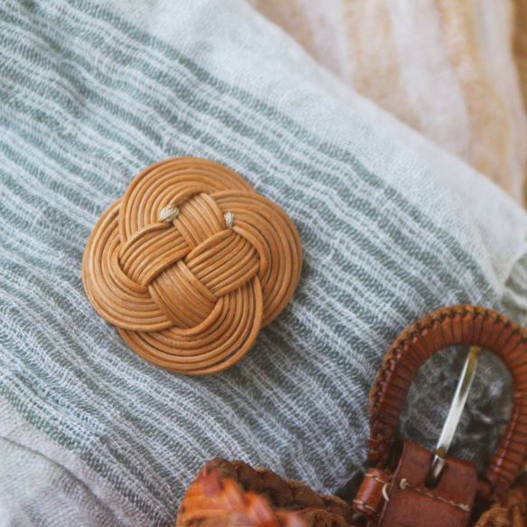 ラタンブローチ＿花_BR / rattan brooch /ナチュラル ダイヤ型 お花ブローチ ストールやショールの留め 5枚目の画像