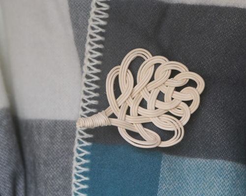 ラタンブローチ＿おおらか一葉_NT / rattan brooch /はらり大きめ
