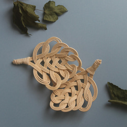 ラタンブローチ＿おおらか一葉_NT / rattan brooch /はらり大きめ葉っぱのブローチ ストールやマフラーに 2枚目の画像