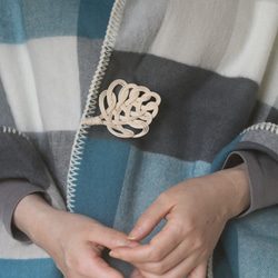 ラタンブローチ＿おおらか一葉_BR / rattan brooch /はらり大きめ葉っぱのブローチ ストールやマフラーに 5枚目の画像