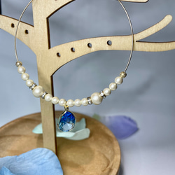 青色ドロップガラスとコットンパールのワイヤーブレスレット 3枚目の画像