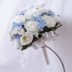 【送料無料】ピュアホワイトバラと水色デルフィニウムのラウンドブーケ・ブートニアセット　パールリボン　造花ブーケ 6枚目の画像